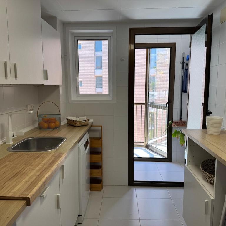 Beachfront apartment with a pool - Three-Bedroom Apartment with Sea View - 22