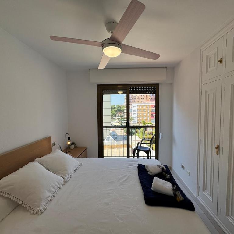 Beachfront apartment with a pool - Three-Bedroom Apartment with Sea View - 23