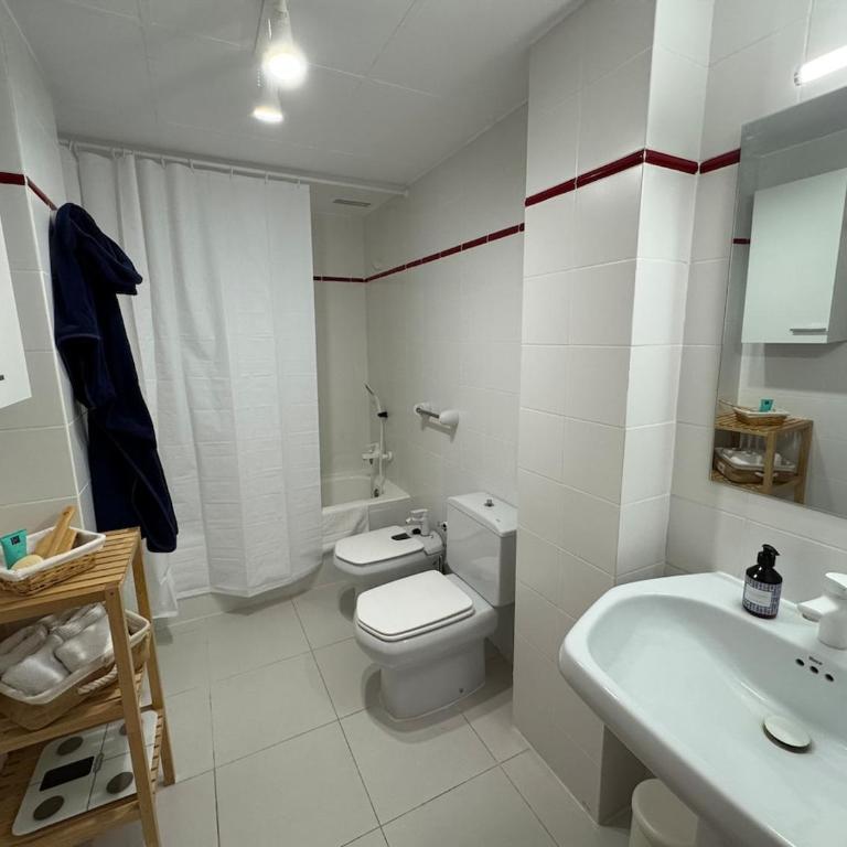 Beachfront apartment with a pool - Three-Bedroom Apartment with Sea View - 27