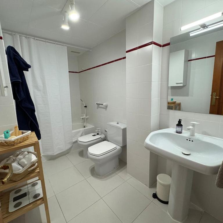 Beachfront apartment with a pool - Three-Bedroom Apartment with Sea View - 29