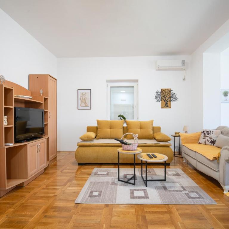 Quiet Corner - FREE PARKING - One-Bedroom Apartment - 3