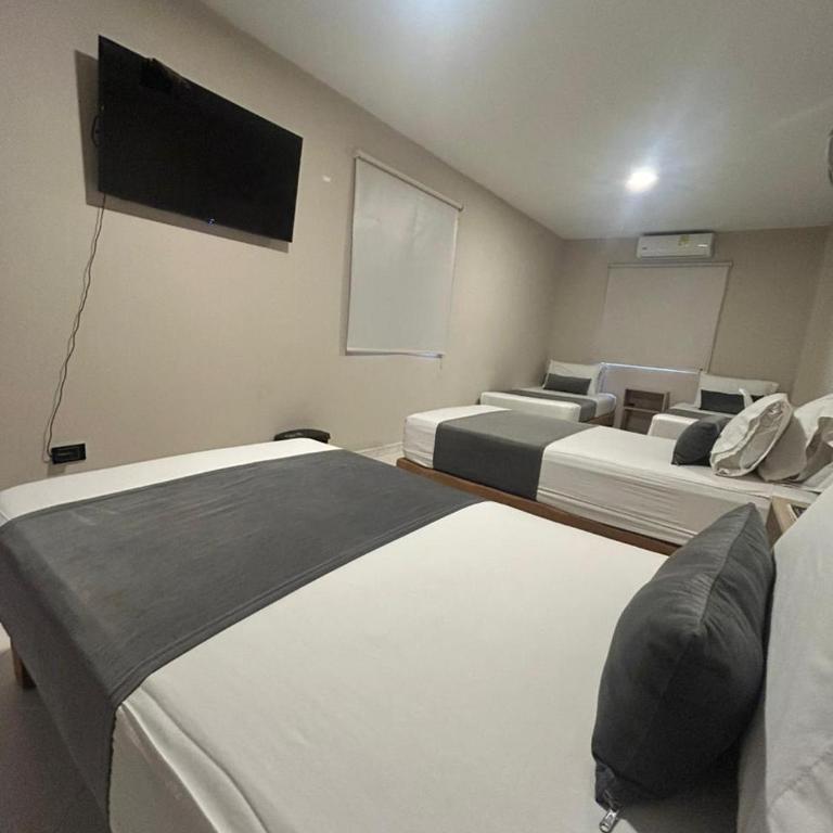 Hotel Villa Real 70 Laureles - Superior Quadruple Room - 1