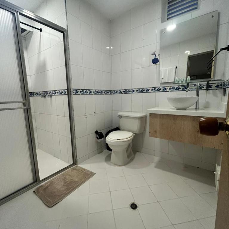 Hotel Villa Real 70 Laureles - Superior Quadruple Room - 3