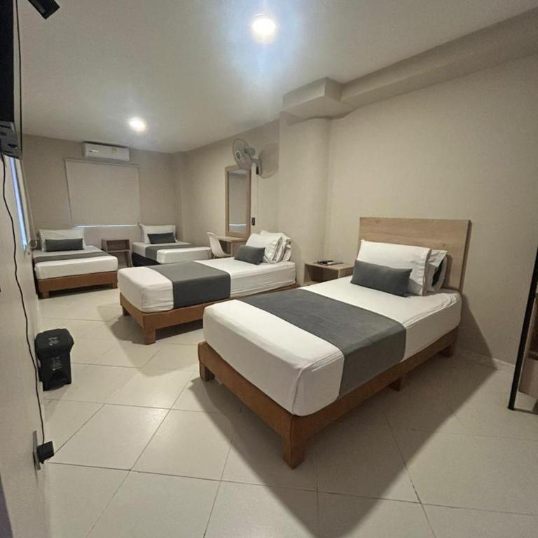 Hotel Villa Real 70 Laureles - Superior Quadruple Room - 4
