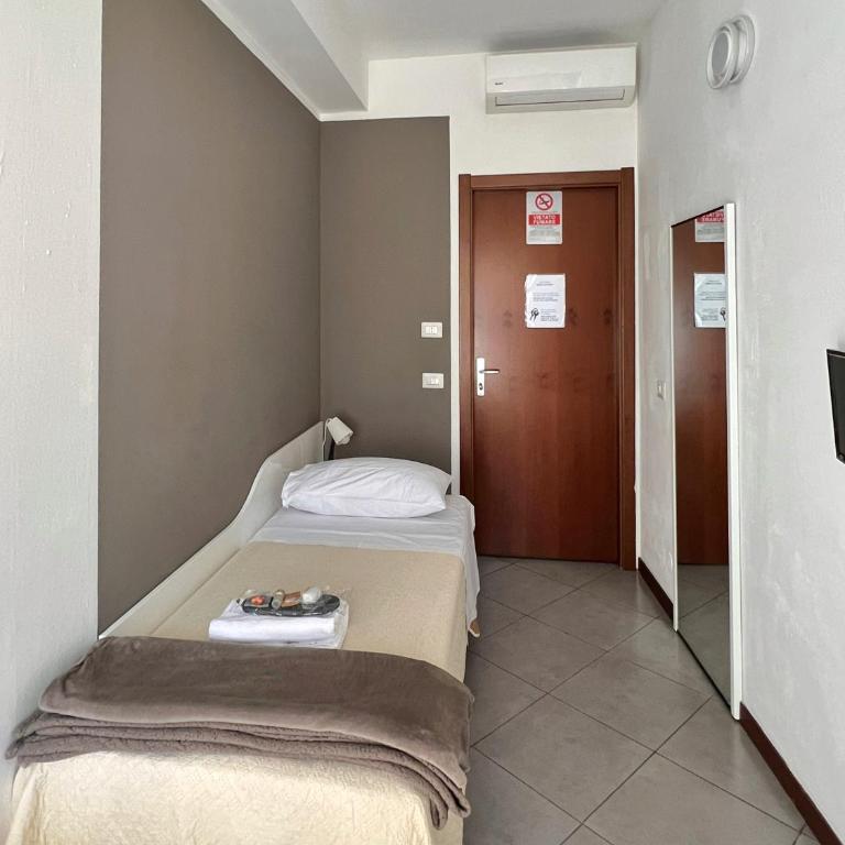 Guest House Brianza Room - Camera Singola Standard con Bagno in Comune - 7