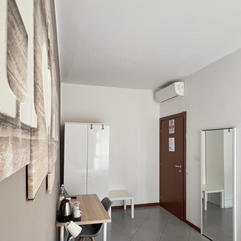 Guest House Brianza Room - Camera Matrimoniale Standard con Bagno in Comune - 9