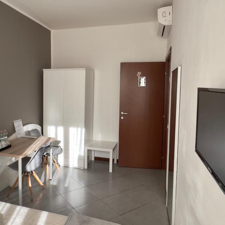 Guest House Brianza Room - Camera Matrimoniale Standard con Bagno in Comune - 21