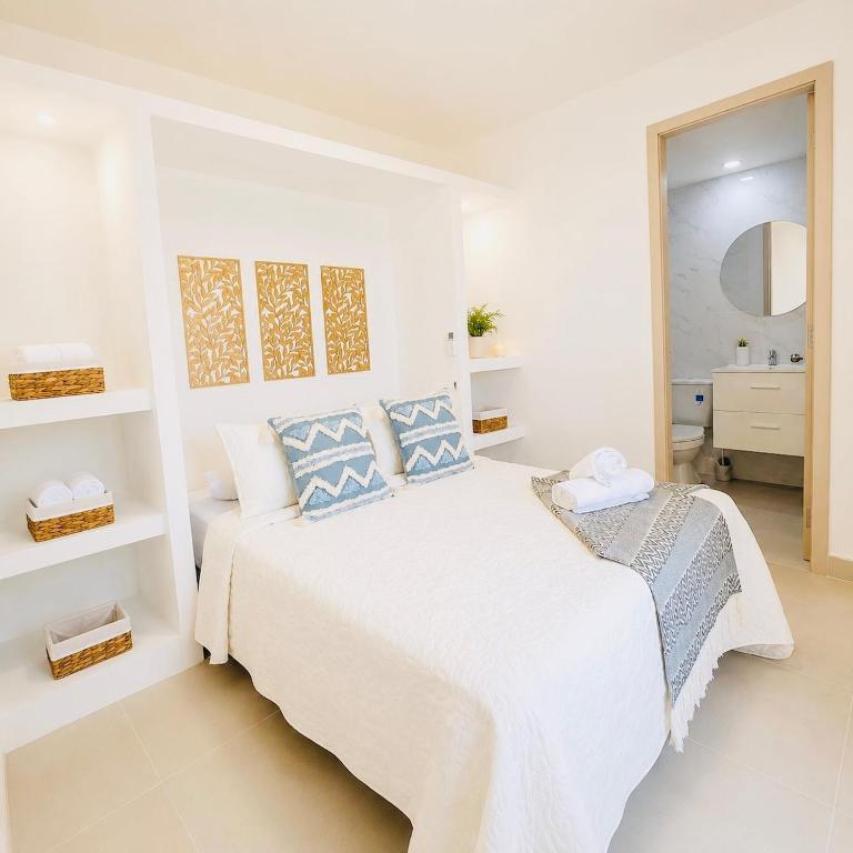Ivory Tide, Sea View, Pool & Coastal Calm - Three-Bedroom Apartment with Sea View - 11
