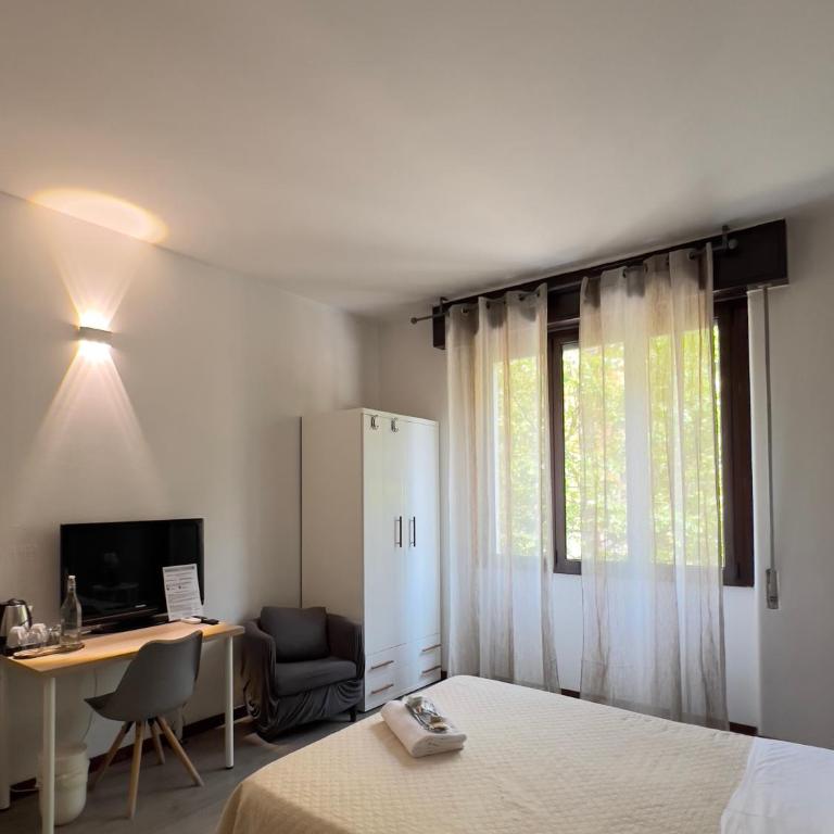 Guest House Brianza Room - Camera Matrimoniale Standard con Bagno in Comune - 2