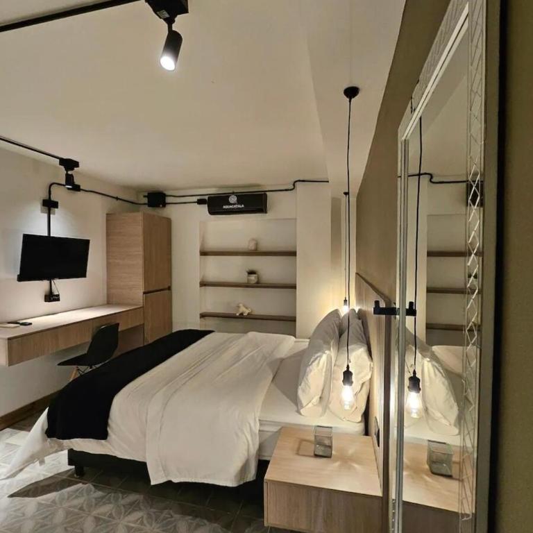 Gray Chill Room in El Poblado, Medellin - One-Bedroom Apartment - 3