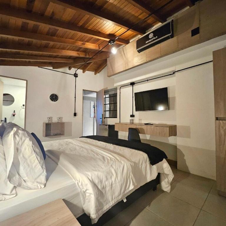 Jazmín cozy Room in El Poblado Medellin with AC - One-Bedroom Apartment - 4