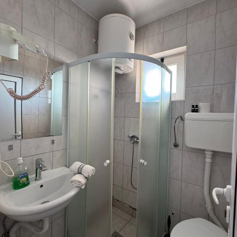 Apartments Adriatik - Niskobudžetna Dvokrevetna Soba sa Bračnim Krevetom - 4