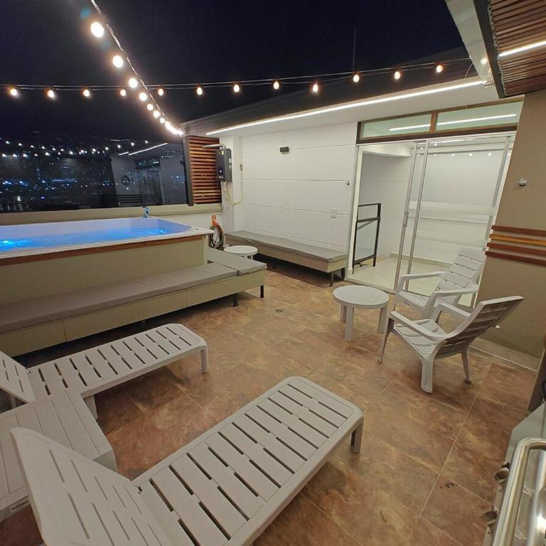 Amazing Penthouse 802, Jacuzzi, 15 min to Provenza - Three-Bedroom Apartment with View - 20
