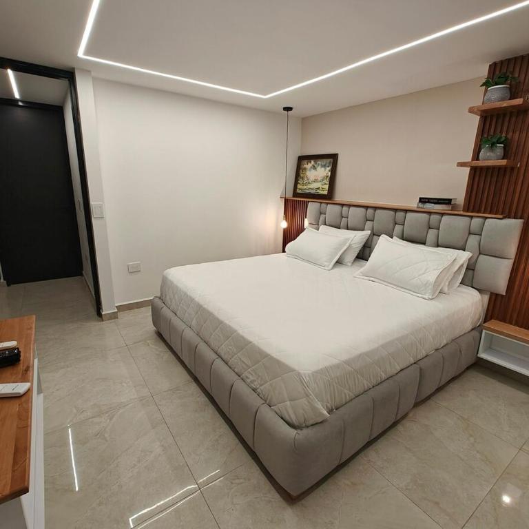 Amazing Penthouse 802, Jacuzzi, 15 min to Provenza - Three-Bedroom Apartment with View - 21