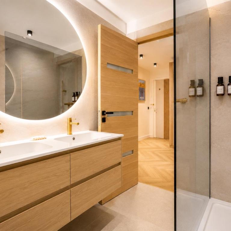 MONACO - MENTON - 6 PERSONS - 2 BEDROOMS - FULL RENOVATED - FULL CLIM - HYPERCENTER - BEACH AND SUn - Two-Bedroom Apartment - 6