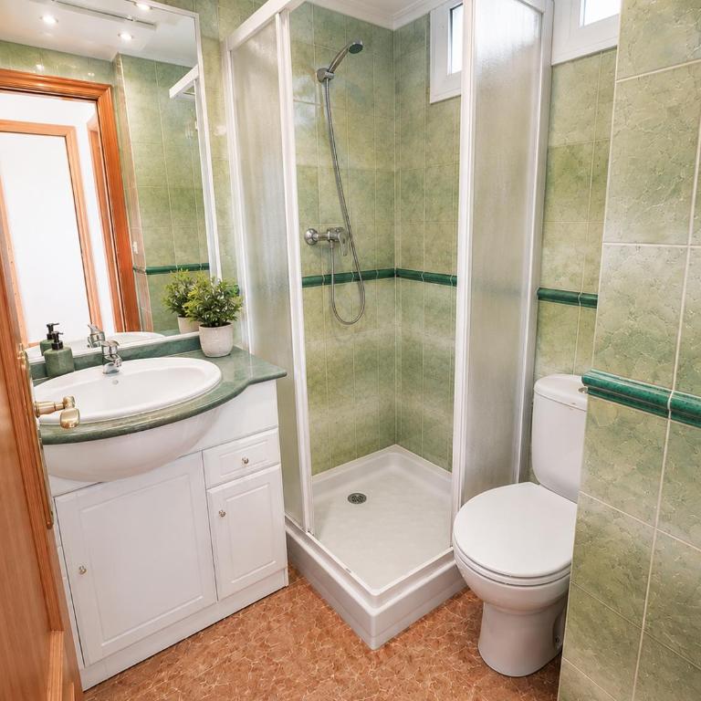 confortable villa at only 100 meter from the beach, supermarkets and the restaurants - Villa mit 3 Schlafzimmern - 4