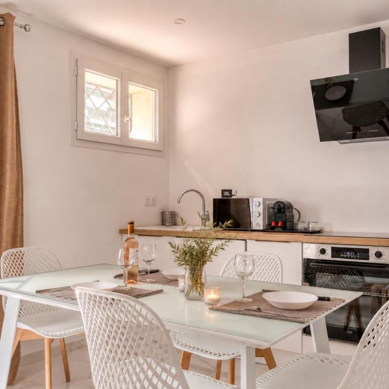 appartement entièrement rénové ,central, près du port et des plages - One-Bedroom Apartment - 12