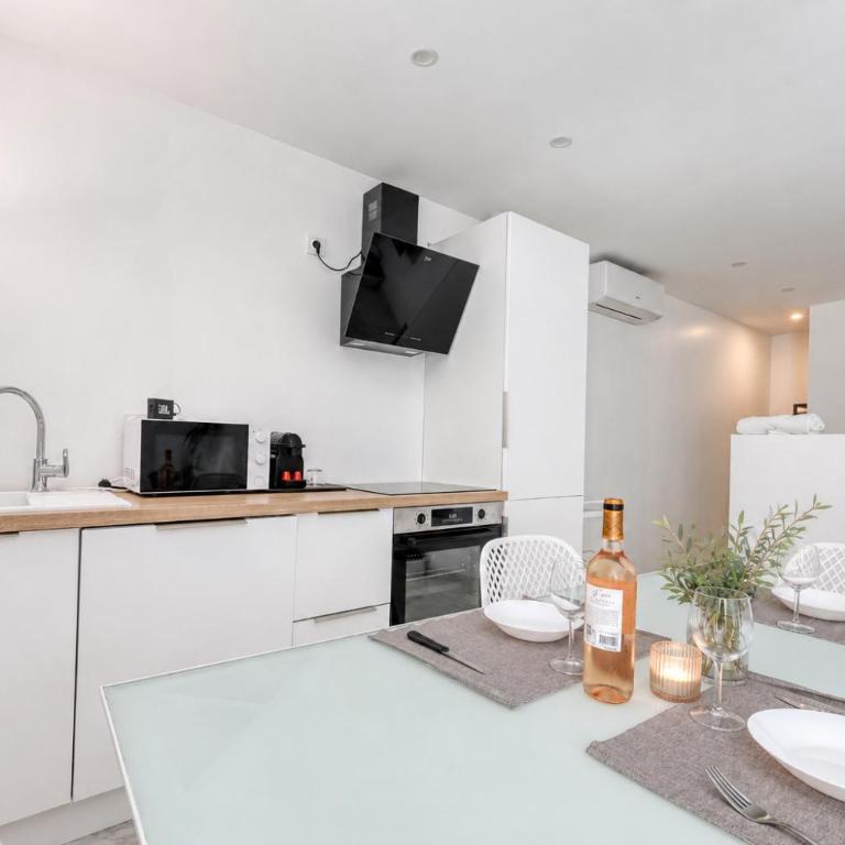appartement entièrement rénové ,central, près du port et des plages - One-Bedroom Apartment - 15
