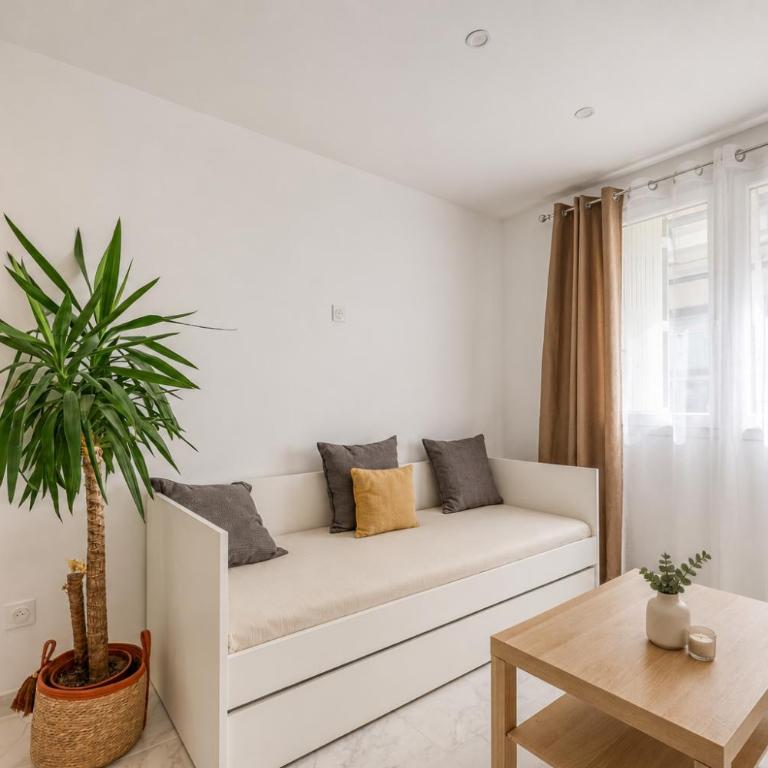 appartement entièrement rénové ,central, près du port et des plages - One-Bedroom Apartment - 13