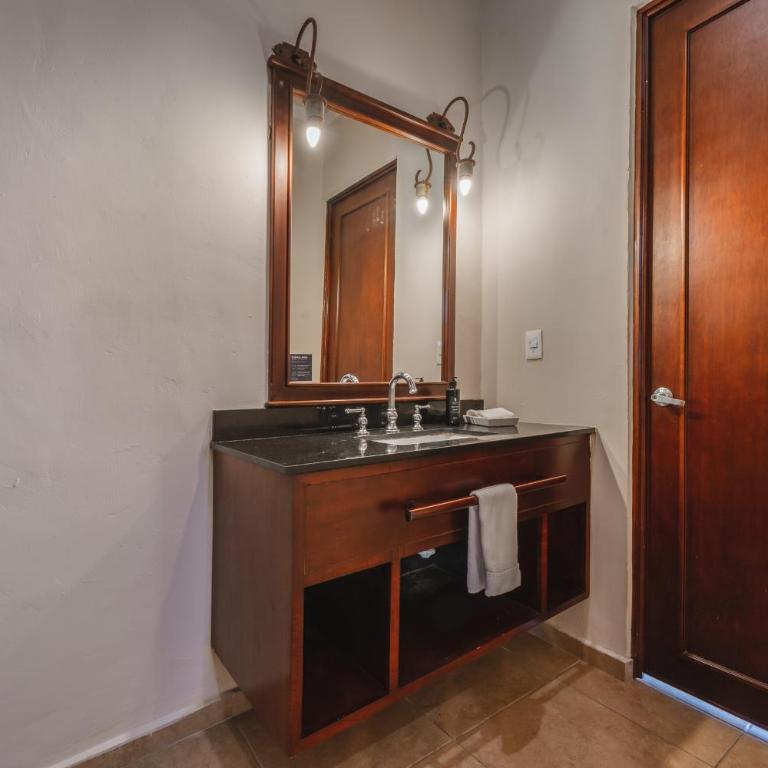 Casa Zafiro Hotel - Adults Only, Mérida - Habitación con 2 camas grandes - 11