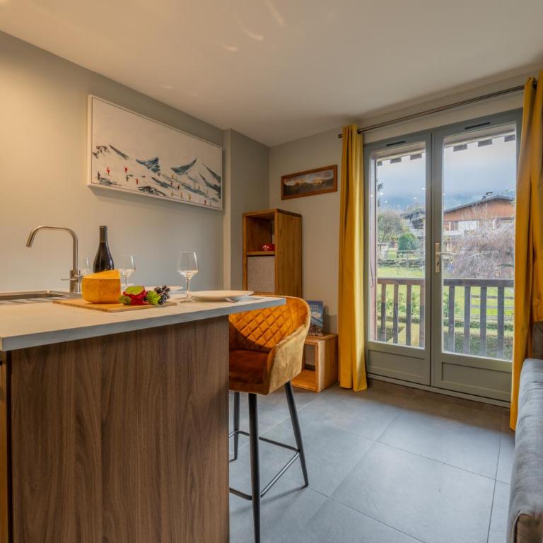 Studio du Chamois Near Ski Lifts w/ Balcony & Parking - Happy Rentals - Studio avec Balcon - 1