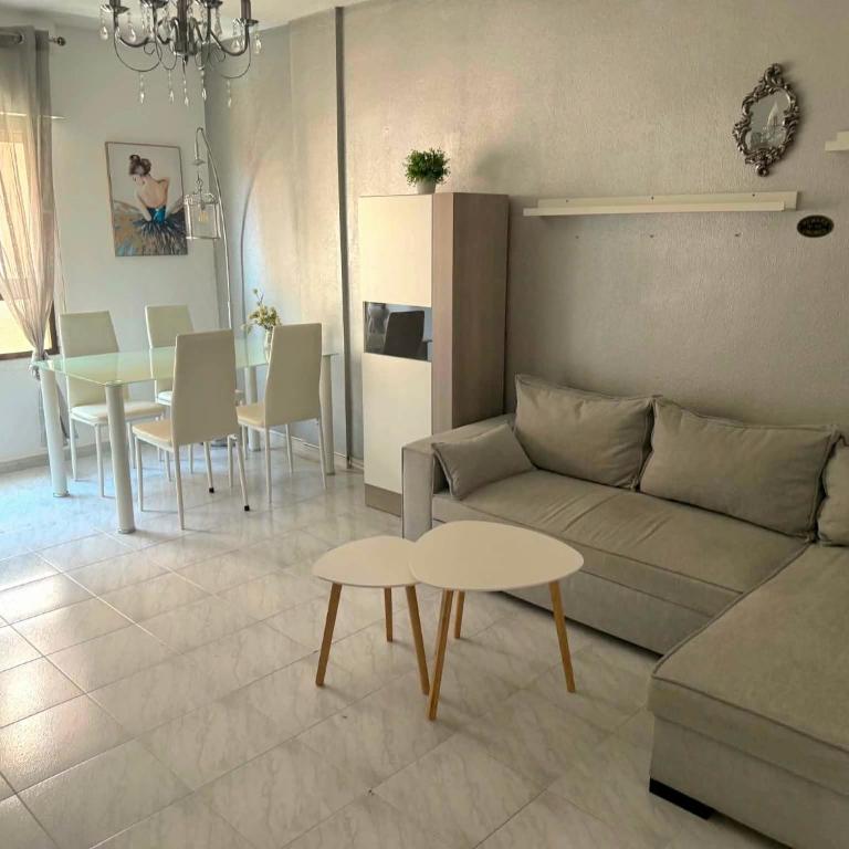 Sunny Apartment in Central Torrevieja with Pool Near the Beach - Apartment mit 1 Schlafzimmer - 1