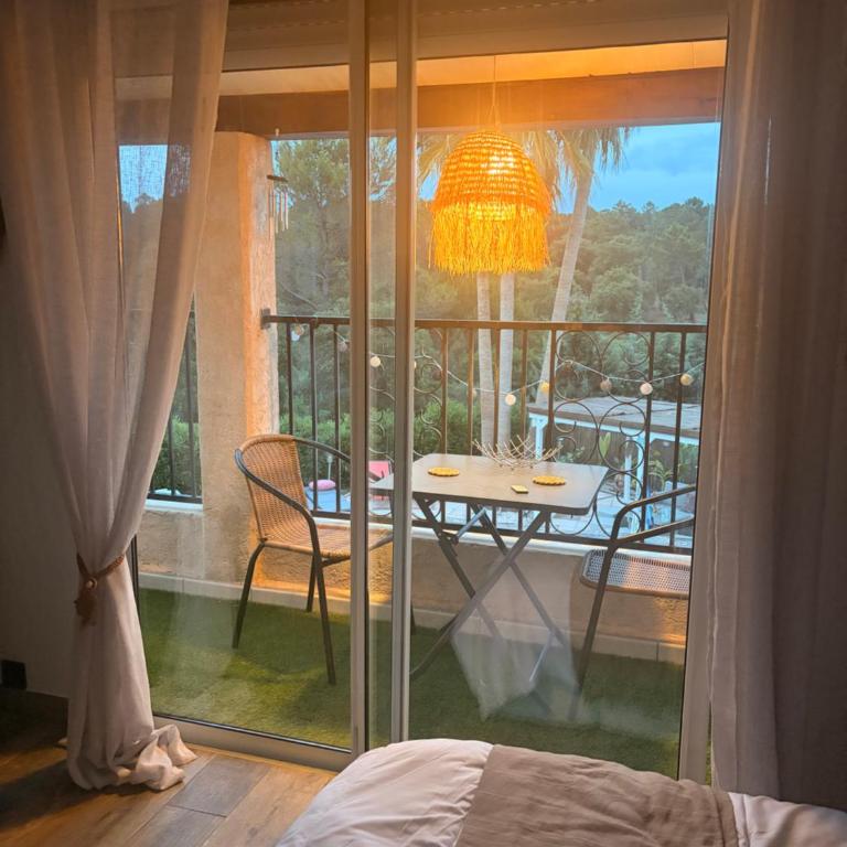 Le Cocon du Rocher - Estudio con vistas a la piscina - 12