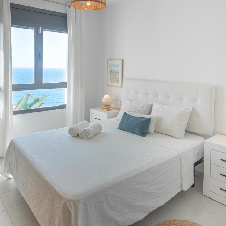 Primera linea, terraza y vistas frontales al mar - Two-Bedroom Apartment - 18