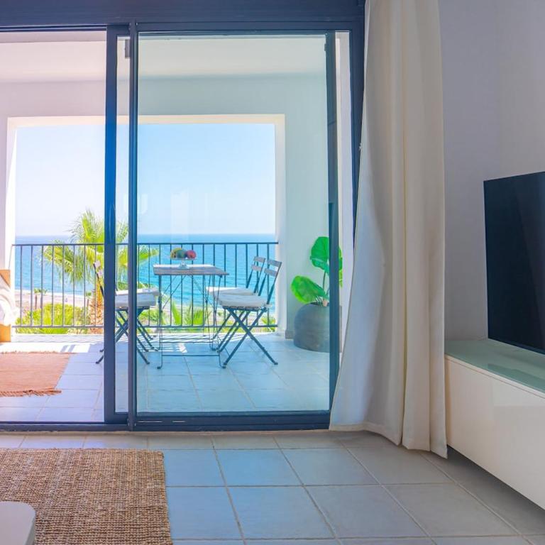 Primera linea, terraza y vistas frontales al mar - Two-Bedroom Apartment - 25