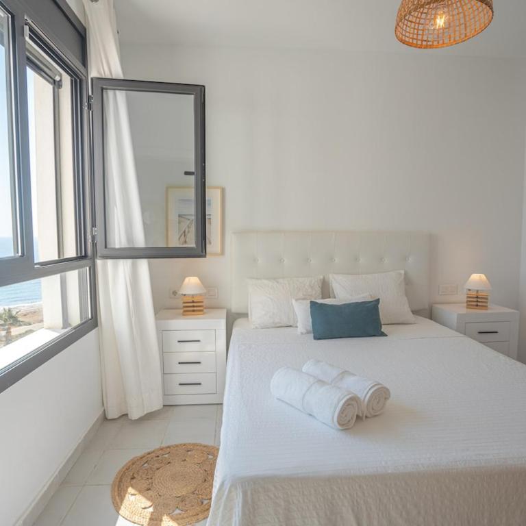 Primera linea, terraza y vistas frontales al mar - Two-Bedroom Apartment - 33