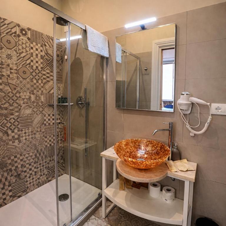 Bramble Luxury Suites - Camera Tripla Deluxe - 3