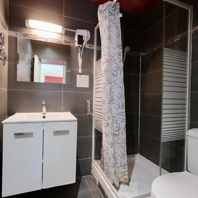 Hipotel Paris Gambetta République - Chambre Lits Jumeaux - 5