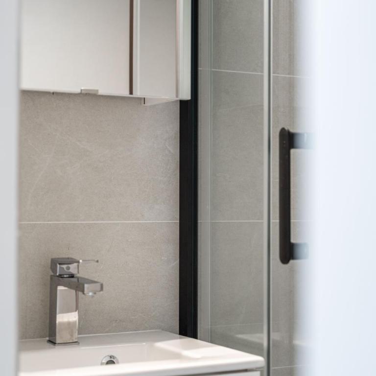 New Paris Studio Rue Roger #2 - all bills included - direct train from CDG airport - Studio Lit Queen-Size de Luxe - 13