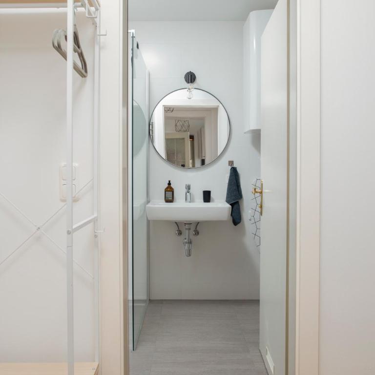 Luxury Design Altstadt Suite - 3BR & Free Parking by HERO HOMES Graz - Three-Bedroom Apartment - 22