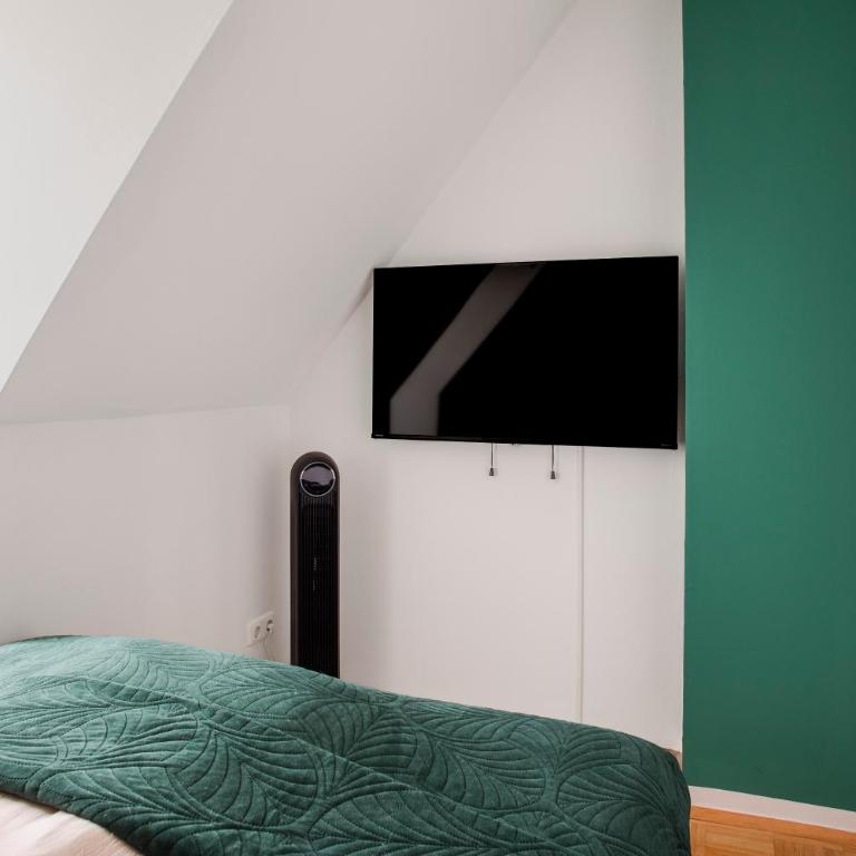 Luxury Design Altstadt Suite - 3BR & Free Parking by HERO HOMES Graz - Three-Bedroom Apartment - 10