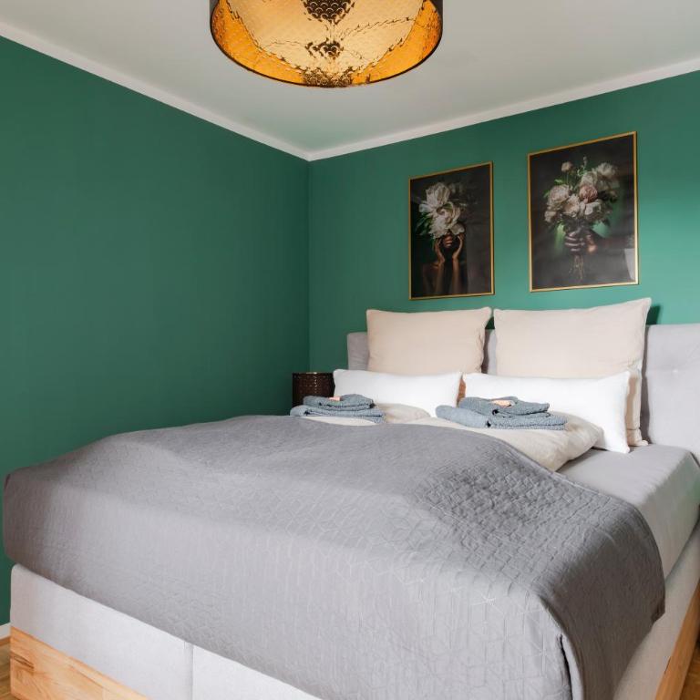 Luxury Design Altstadt Suite - 3BR & Free Parking by HERO HOMES Graz - Three-Bedroom Apartment - 11
