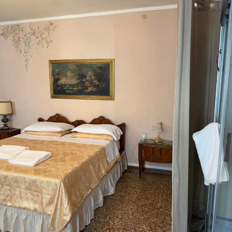 Rosewood Venice LionsClass - Comfort Dreibettzimmer mit Dusche - 3