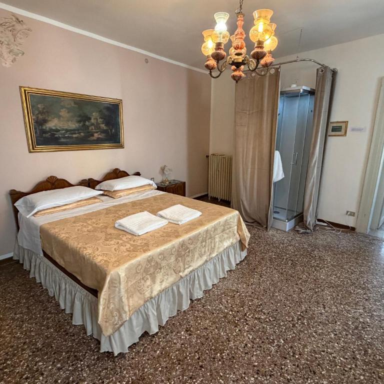 Rosewood Venice LionsClass - Comfort Dreibettzimmer mit Dusche - 1