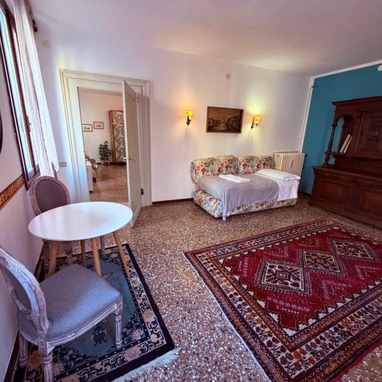 Rosewood Venice LionsClass - Comfort Dreibettzimmer mit Dusche - 11