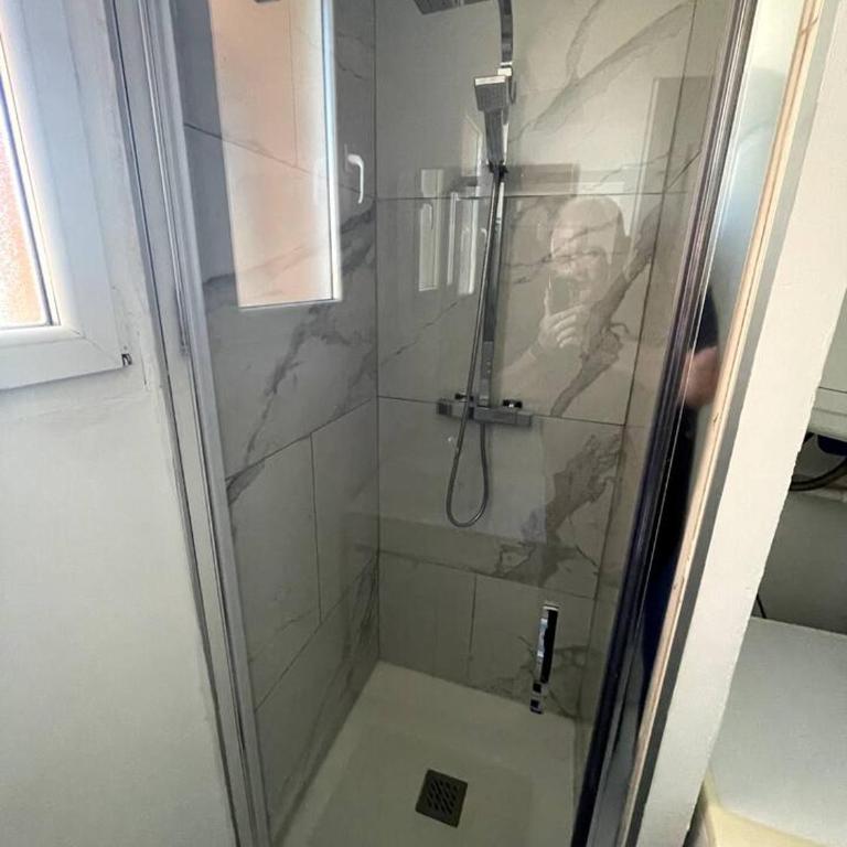 110 M2 de terras vue mer, pieds dans l eau pour 6 pers maxi avec clim et wifi fibre avec 390 places de PARKING GRATUITES à proximité - Appartement 2 Chambres - 24