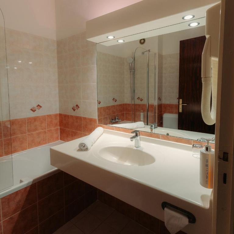 Villa Borghese, The Originals Relais - Double Room with Balcony - 4