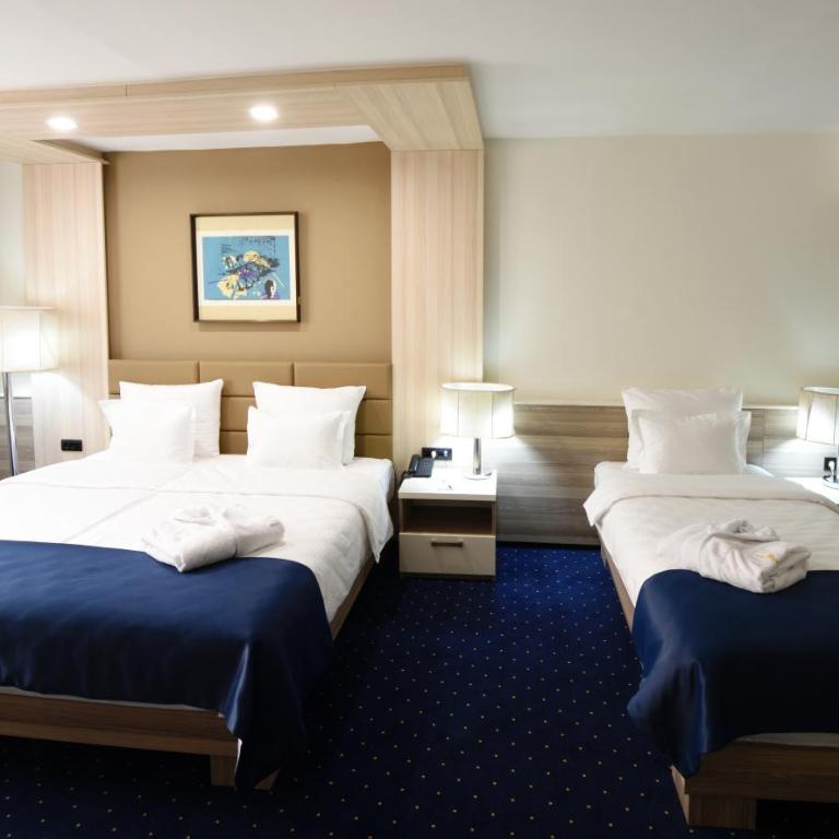 Hotel Holiday - Osnovna Trokrevetna Soba - 1