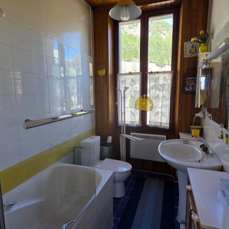 Spacious Briançon Flat with Balcony - Appartamento - 9