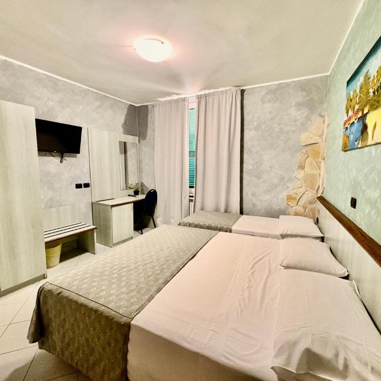 Albergo Posta - Camera Matrimoniale con Letto Supplementare - 1