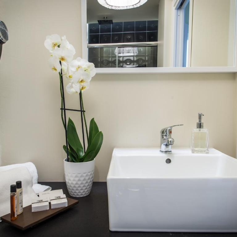 LuxurYenne - Double Room with Balcony - 3