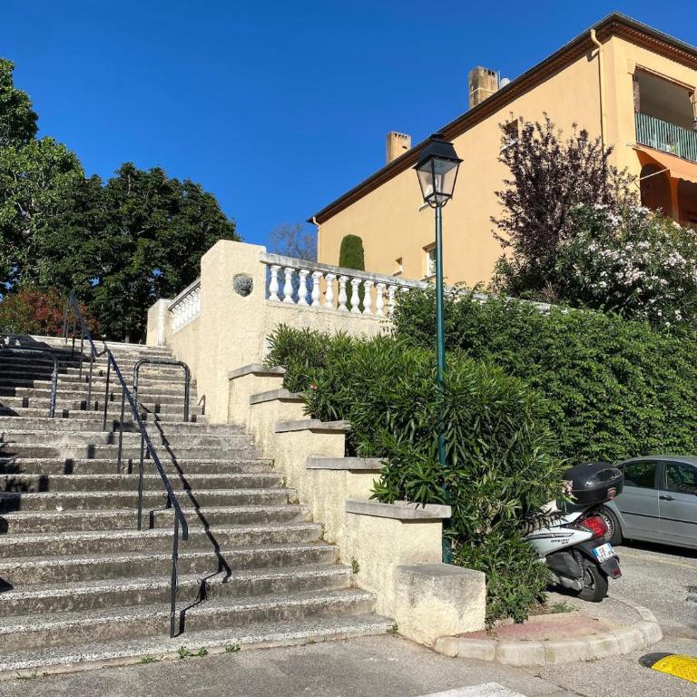ChezLisa - Cozy Studio with Terrace and Parking - Appartement 1 Chambre - 3