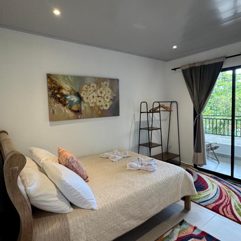 Donde Mildred Hostal y Cafe - Apartment with Balcony - 11
