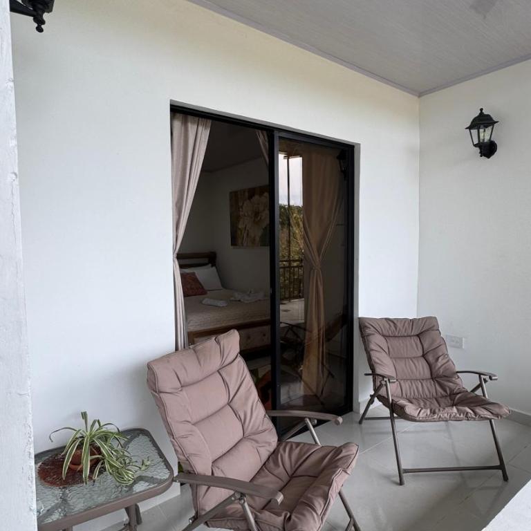 Donde Mildred Hostal y Cafe - Apartment with Balcony - 14