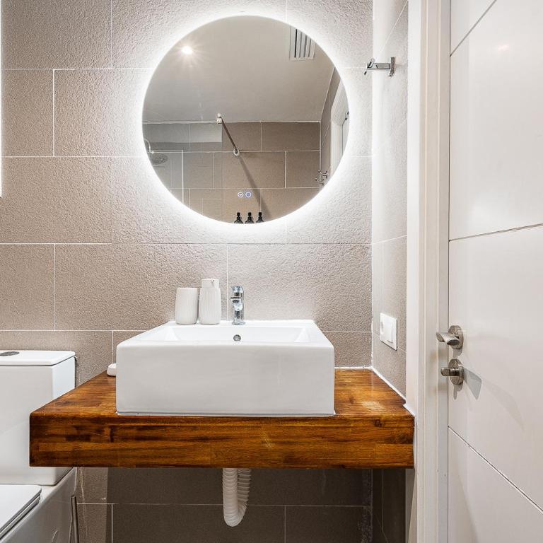 Camp Nou Grand Apartment - Four-Bedroom Luxury Apartment - 36