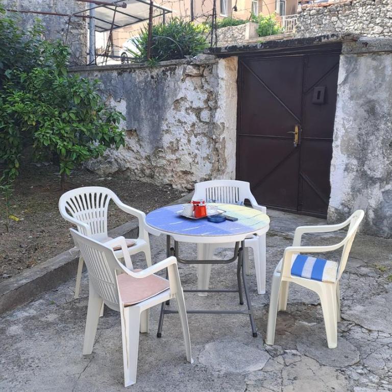 Bajatova Heritage House with Private Courtyard - Vila sa 1 Spavaćom Sobom - 9